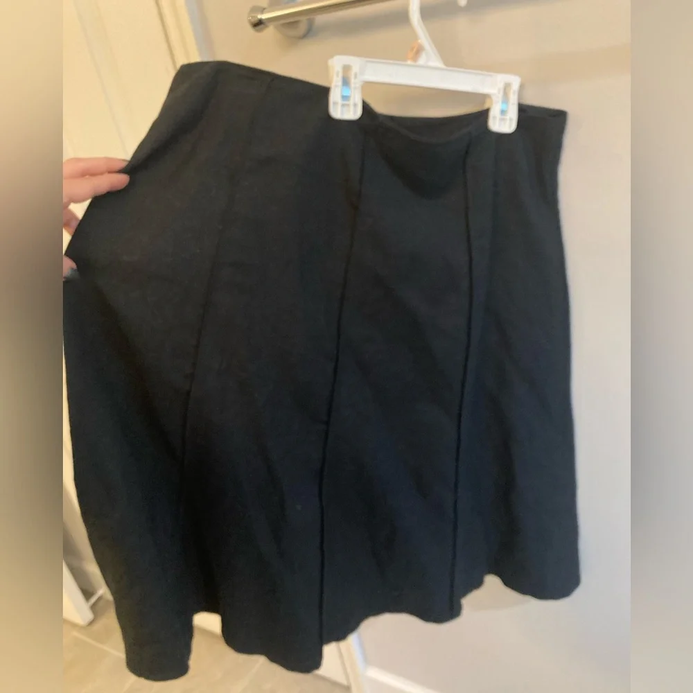 Larry Levine Essential Black linen skirt size 12 zip on the side